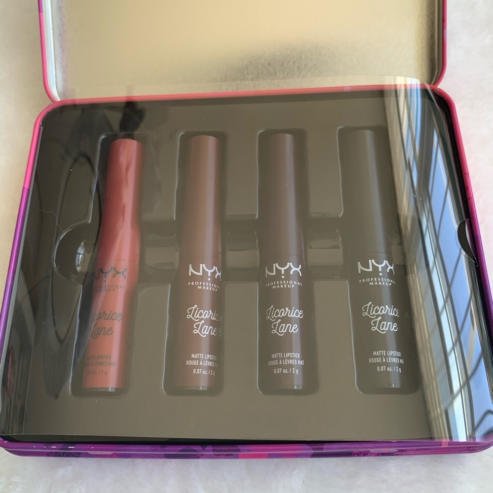 🆕 bundle 4 NYX licorice lane matte lipstick